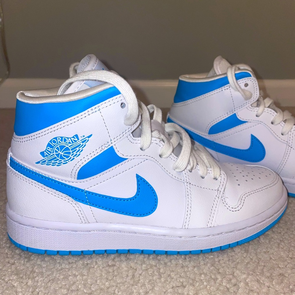 SLIGHTLY USED AIR JORDAN 1 MID UNC